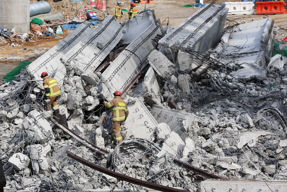 Firefighters conduct a rescue mission at the site of a bridge collapse in Anseong, Gyeonggi, on Feb. 25. [YONHAP] 