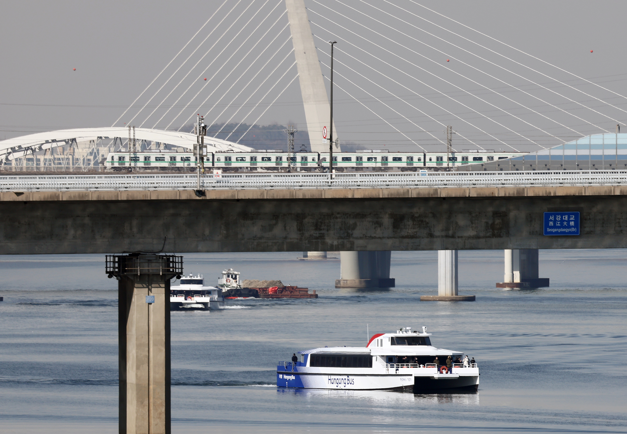 Hangang Bus 101, one of two ferry boats purpose-built to transport people along the Han River, approaches the Seogang Bridge near Yeouido, western Seoul, on Feb. 27. [NEWS1]