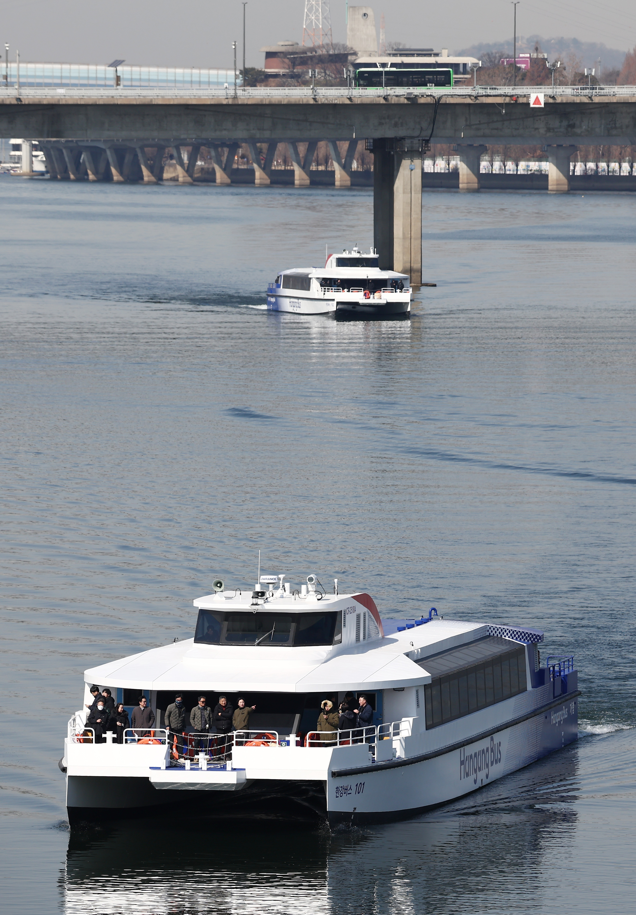 Hangang Bus 101 and 102, two ferry boats purpose-built to transport people along the Han River in Seoul, sail up the river on Feb. 27. [NEWS1]