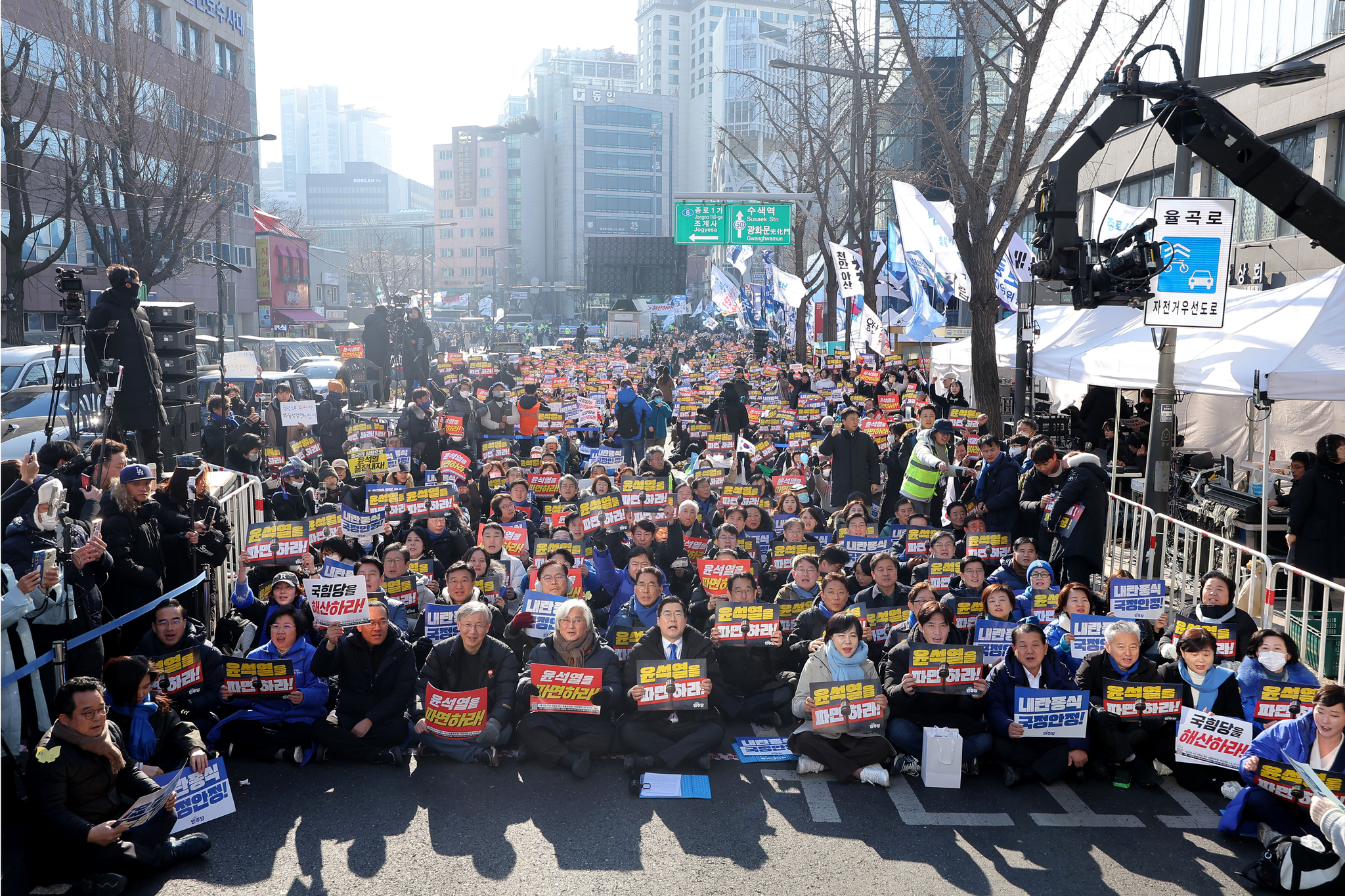 Members of the liberal Democratic Party and others take part in a rally calling for President Yoon Suk Yeol's removal from office at an intersection in Jongno District, central Seoul, near the Constitutional Court on Feb. 22. [YONHAP]