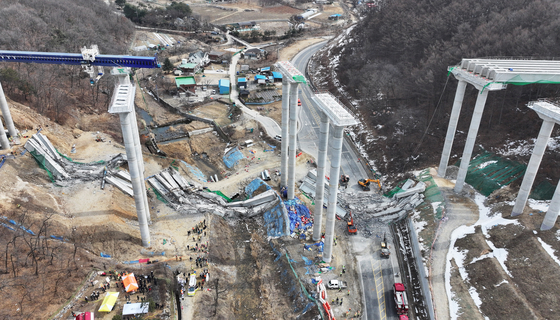 A view of a bridge that collapsed at a highway construction site at Anseong, Gyeonggi, on Feb. 25. [YONHAP]