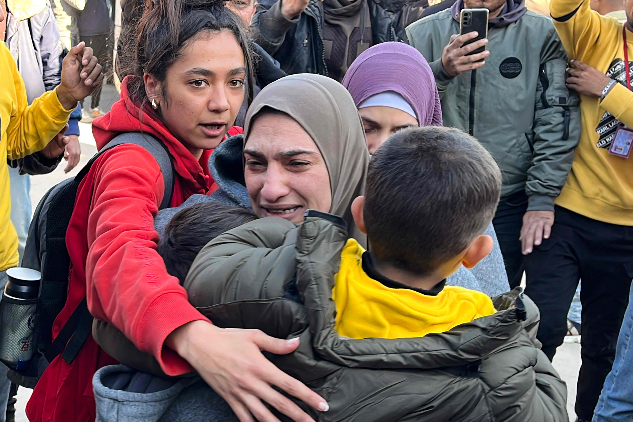 A former Palestinian prisoner is embraced by members of her family at the European Hospital in Khan Yunis in the southern Gaza Strip on Feb. 27, following her release by Israeli authorities. [AFP/YONHAP]