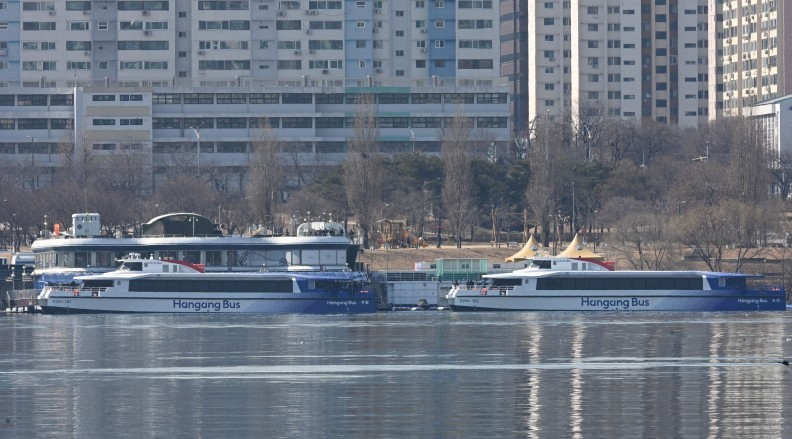 Hangang Bus 101 and 102, two ferry boats purpose-built to carry people along the Han River in Seoul, are docked at a pier in Yeouido, western Seoul, on Feb. 27. [SEOUL METROPOLITAN GOVERNMENT]