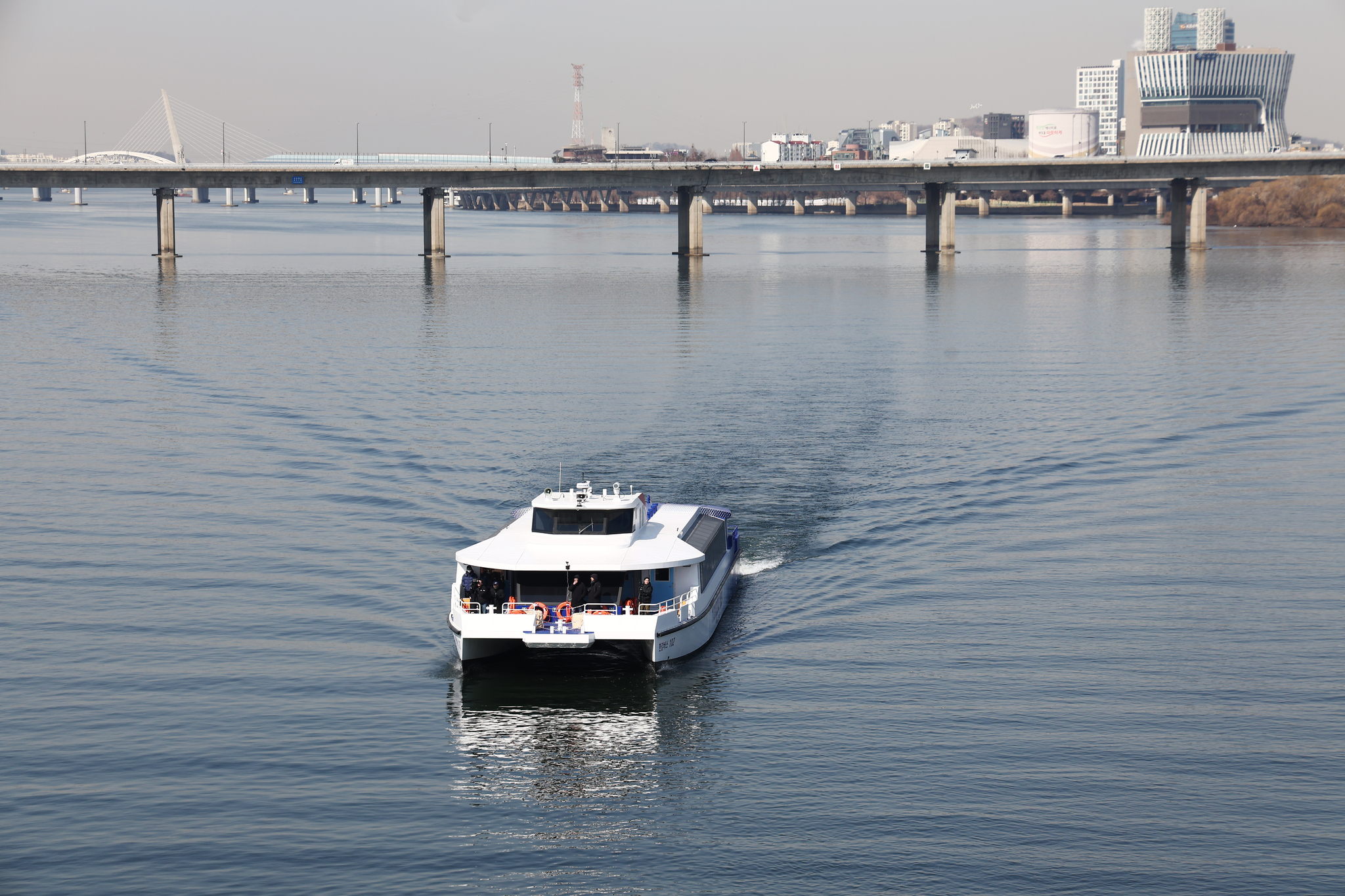 Hangang Bus 102, one of two ferry boats purpose-built to transport people along the Han River, sails eastward on the Han River in Seoul on Feb. 27. [NEWS1]
