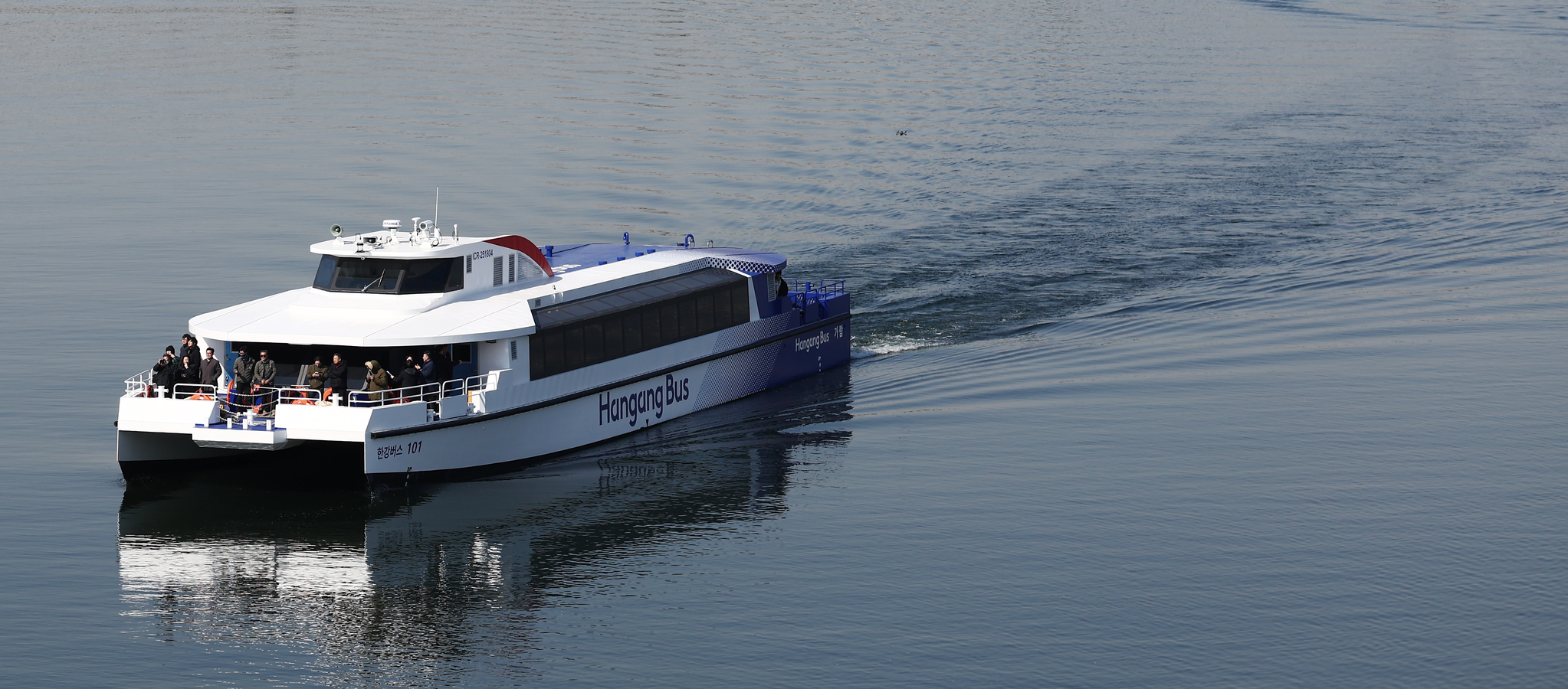 Hangang Bus 101, one of two ferry boats purpose-built to carry people along the Han River in Seoul, sails up the river on Feb. 27. [NEWS1]