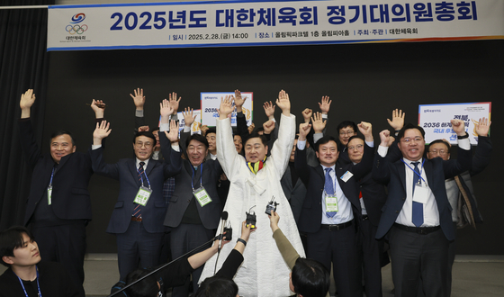 North Jeolla Gov. Kim Kwan-young, center, and provincial officials celebrate after the Korean Sport & Olympic Committee selects the province as Korea's candidate to bid for the 2036 Olympics at Olympic Parktel in Jamsil, southern Seoul, on Feb. 28. [NORTH JEOLLA PROVINCIAL GOVERNMENT] 
