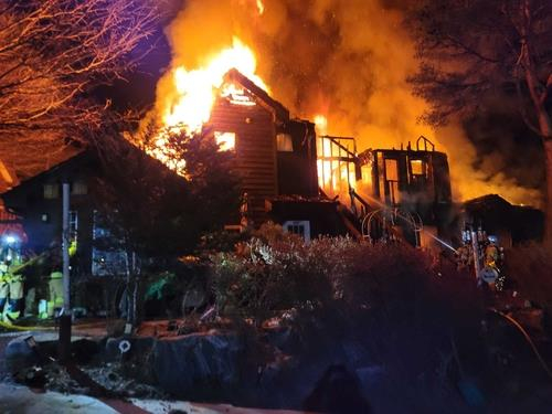 A guesthouse is engulfed in flames on March 1 in Pyeongchang, Gangwon. [YONHAP] 
