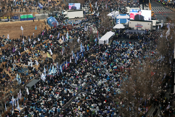 Protesters for the impeachment of President Yoon Suk Yeol rally near the Constitutional Court in Jongno District, central Seoul, on March. 1. [NEWS1] 