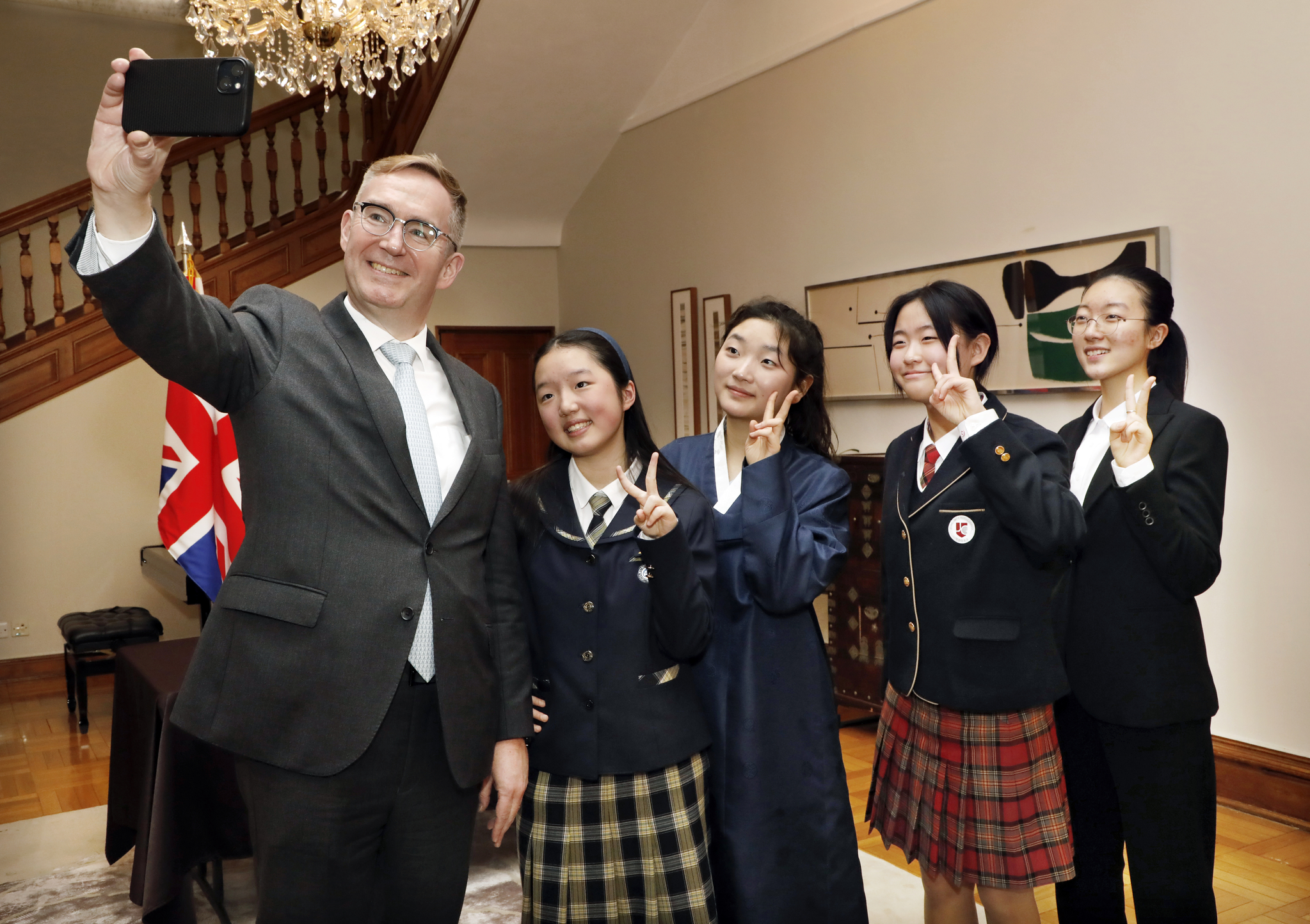British Ambassador to Korea Colin Crooks, far left, takes a selfie with four female students invited to the British Embassy’s “Ambassador for a Day” program at the ambassador’s residence in Jung District, central Seoul, on Feb. 28. [PARK SANG-MOON]