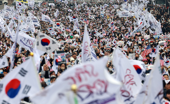 Protesters rally against the impeachment of President Yoon Suk Yeol in Yeouido, western Seoul, on March. 1. [YONHAP]