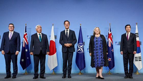 Korean Vice Defense Minister Kim Seon-ho, right, poses with North Atlantic Treaty Organization (NATO) Secretary General Mark Rutte, center, and the defense ministers of Australia, Japan and New Zealand at the defense ministers' meeting of NATO in Brussels on Oct. 17, 2024. [NORTH ATLANTIC TREATY ORGANIZATION] 