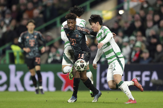 Celtic winger Yang Hyun-jun, right, vies for the ball with Bayern Munich winger Kingsley Coman at Celtic Park in Glasgow, Scotland, on Feb. 12. [AP/YONHAP] 