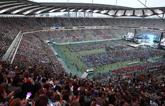 Scouts from around the world fill the Seoul World Cup Stadium in western Seoul, where the ″K-pop Super Live″ concert was held on Aug. 11, 2023. [NEWS1]