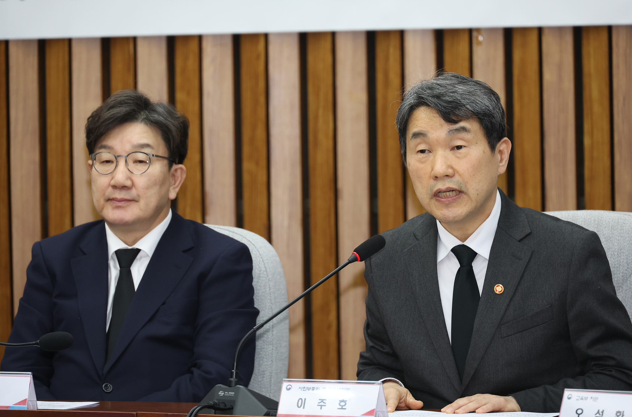 Education Minister Lee Ju-ho, right, speaks during a consultative meeting of the People Power Party (PPP), and government officials at the National Assembly in western Seoul on Feb. 17. [YONHAP]