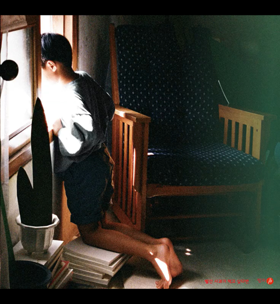 Lee Ga-hee's photographs in ″If You Want to Eat a Red Apple″ feature her children, Ji-gu and Ji-ho. [SCREEN CAPTURE]