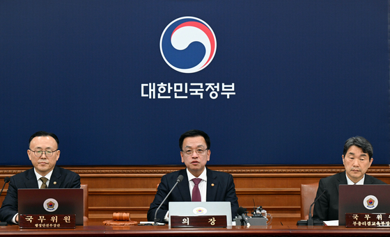 Acting President Choi Sang-mok, center, speaks during a Cabinet meeting at the government complex in central Seoul on March 4. [JOINT PRESS CORPS]
