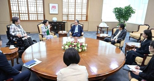 Foreign Minister Cho Tae-yul, center, meets with Soh Chang-rok, a member of the UN Human Rights Committee on monitoring the implementation of the International Covenant on Civil and Political Rights, and Kim Mi-yeon, a member of the UN Committee on the Rights of Persons with Disabilities, on May 8, 2024. [YONHAP]