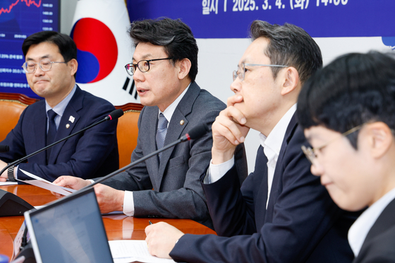 Rep. Jin Sung-joon, second from left, speaks at a meeting of the liberal Democratic Party at the National Assembly in Yeouido, western Seoul, on March 4. [NEWS1]