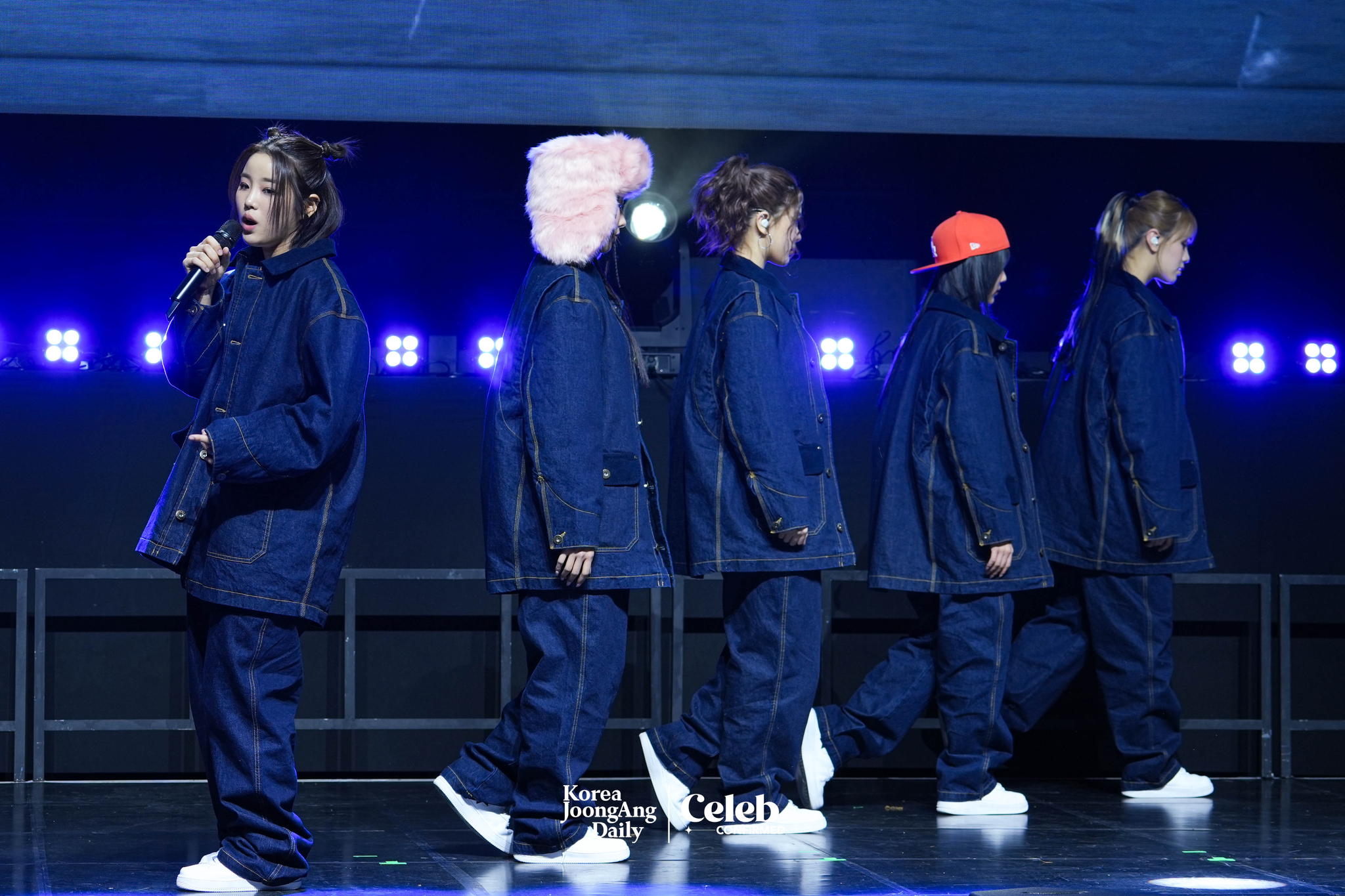 Girl group Young Posse performs lead track “Cold” during a showcase held on March 4 at Yes24 Wanderloch Hall in western Seoul. [DANIELA GONZALEZ PEREZ]