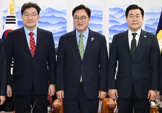 From left: Conservative People Power Party floor leader Kweon Seong-dong, National Assembly Speaker Woo Won-shik and Democratic Party floor leader Park Chan-dae pose for a photograph at a bipartisan meeting held at the National Assembly in western Seoul on March 4. [JOINT PRESS CORPS]