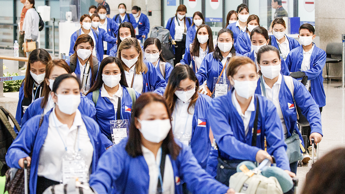 Caregivers from the Philippines enter Korea at Incheon International Airport on Aug. 6, 2024. [NEWS1]