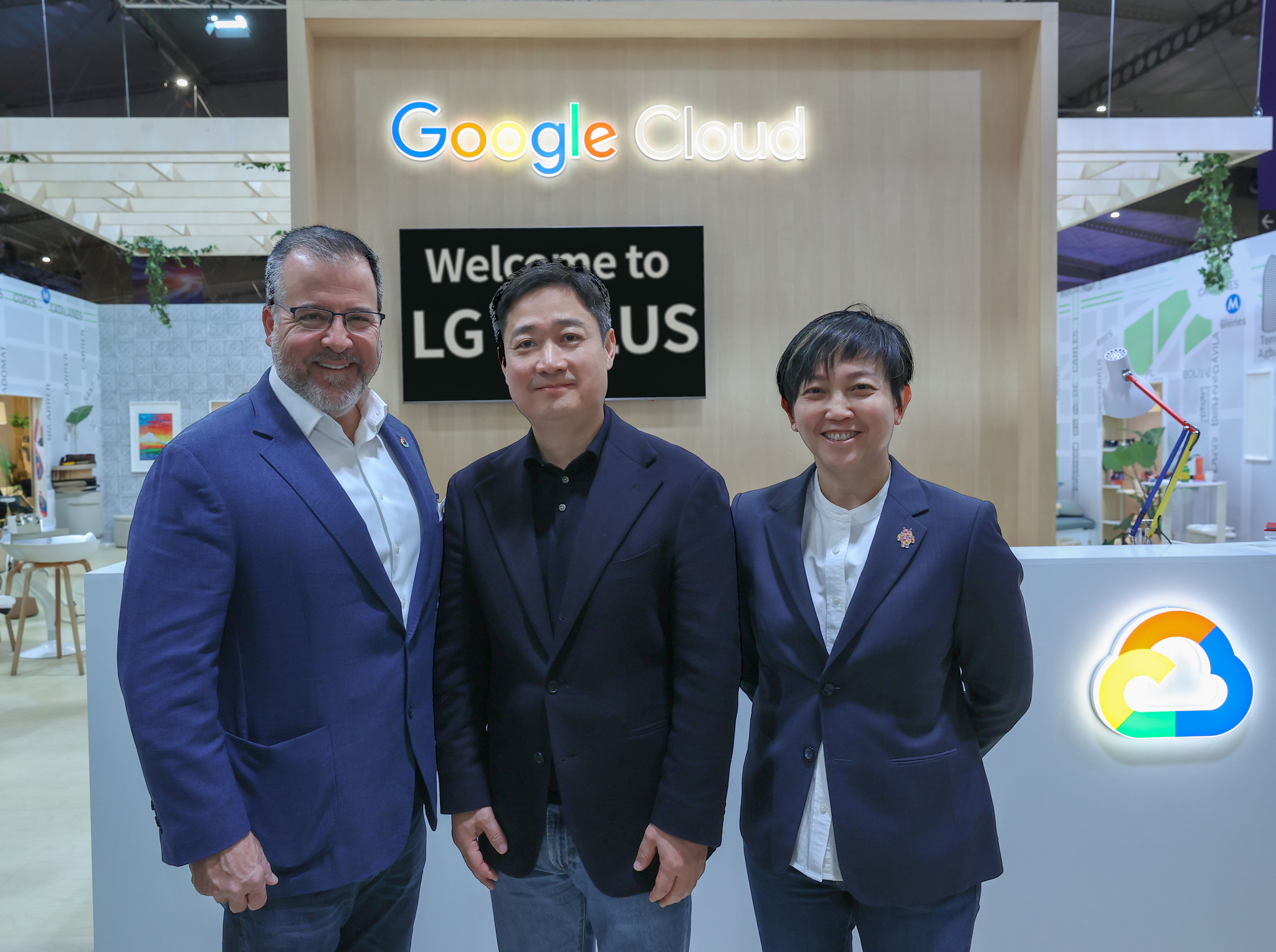 From left, Matt Renner, global head of sales at Google Cloud, LG U+ CEO Hong Bum-shik and Karen Teo, vice president of Asia-Pacific platforms and devices partnerships at Google, take a commemorative photo at MWC 2025 in Barcelona, Spain, on March 3, after announcing a partnership to advance the Korean company's AI agent, ixi-O. [LG U+] 