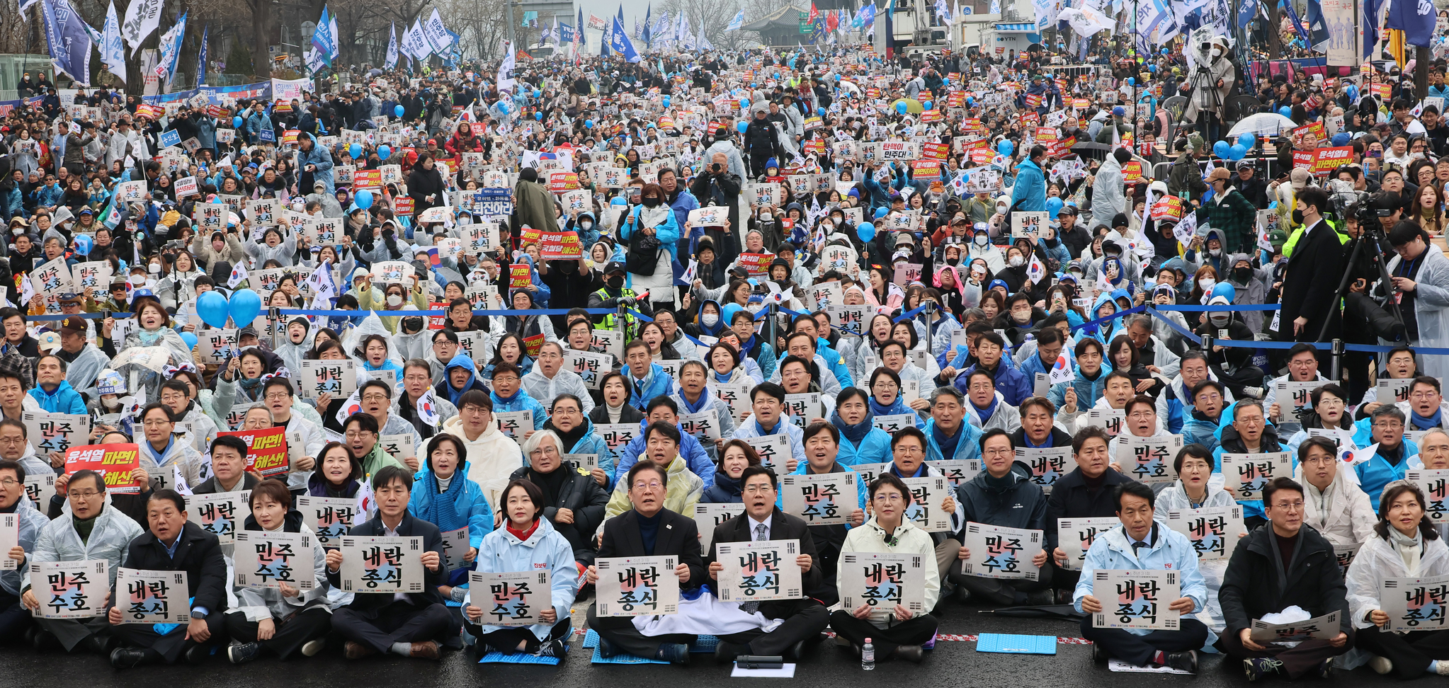 Protesters for the impeachment of President Yoon Suk Yeol rally near the Constitutional Court in Jongno District, central Seoul, on March. 1. [YONHAP]