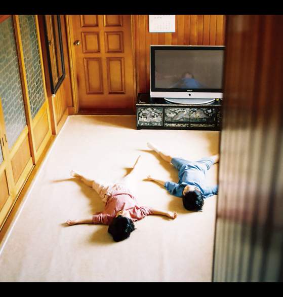 Lee Ga-hee's photographs in ″If You Want to Eat a Red Apple″ feature her children, Ji-gu and Ji-ho. [SCREEN CAPTURE]