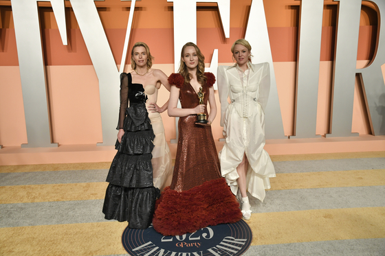 Victoria Warmerdam, center, arrives at the Vanity Fair Oscar Party on March 2, at the Wallis Annenberg Center for the Performing Arts in Beverly Hills, California. [AP/YONHAP]