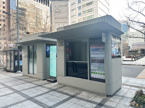 The city government temporarily installed a newly designed street stand, right, and shoe repair stand on a sidewalk in Jung District, central Seoul. [SEOUL METROPOLITAN GOVERNMENT] 