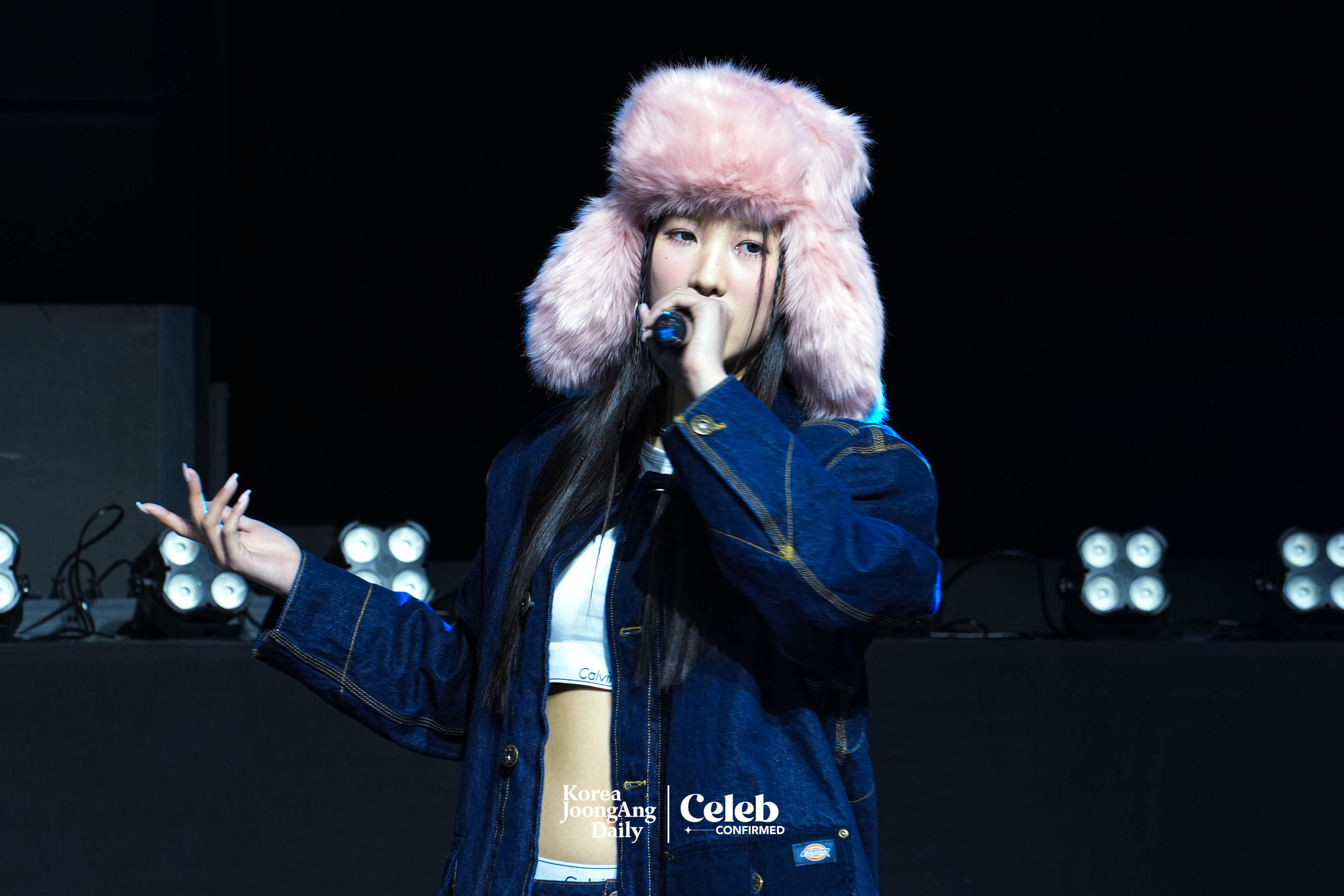 Girl group Young Posse performs lead track “Cold” during a showcase held on March 4 at Yes24 Wanderloch Hall in western Seoul. [DANIELA GONZALEZ PEREZ]