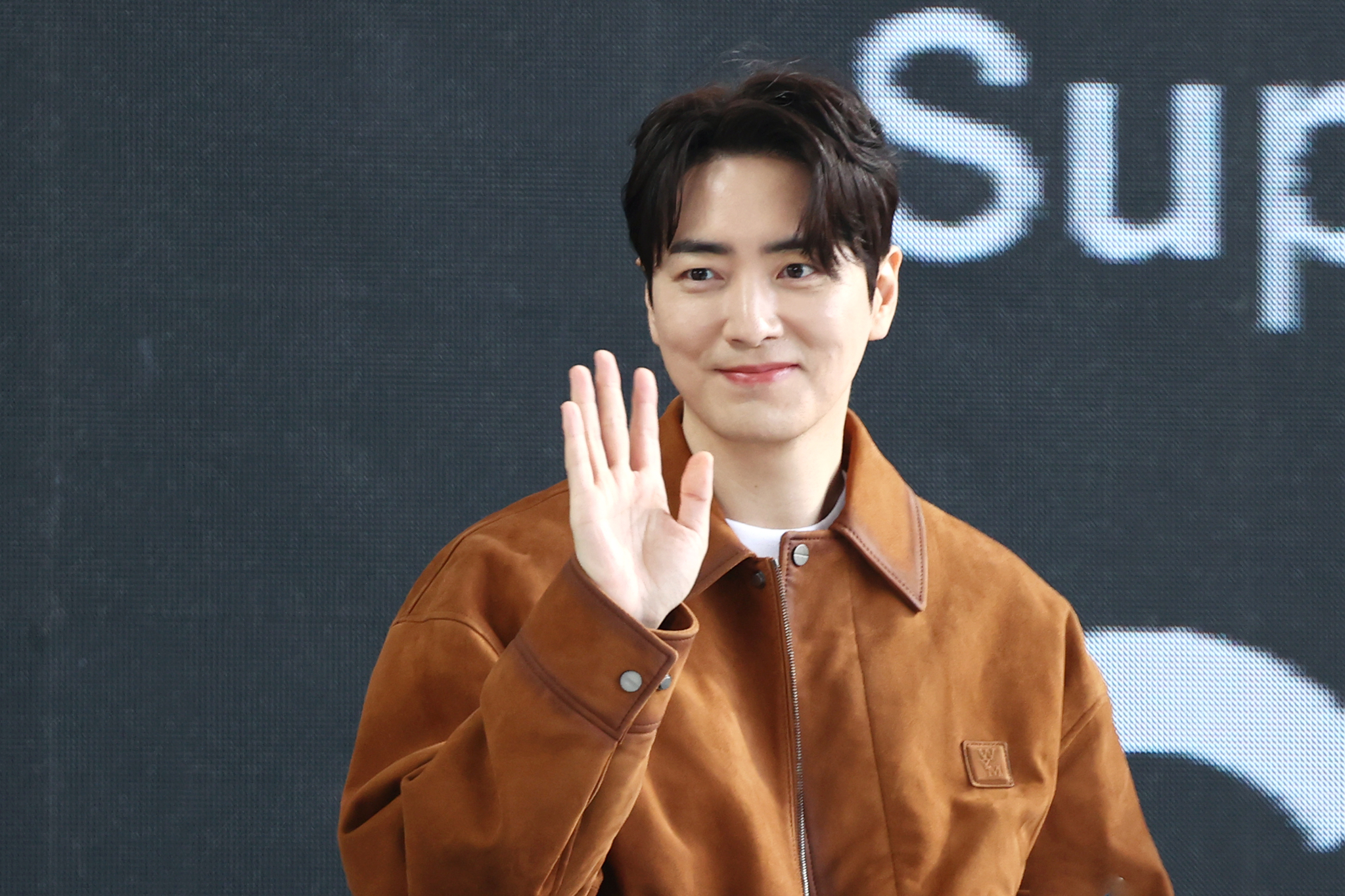 Actor Lee Jun-hyuk waves to his fans during an open talk session for Tving series ″Dongjae, the Good or the Bastard″ (2024) held during the Busan International Film Festival on Oct. 5, 2024. [YONHAP]