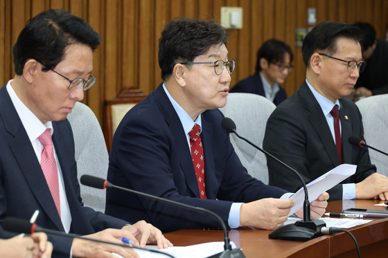 Rep. Kweon Seong-dong, center, speaks at a meeting of the conservative People Power Party at the National Assembly in Yeouido, western Seoul, on March 4. [NEWS1]