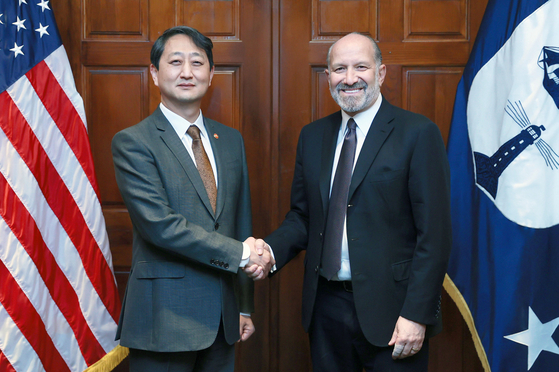 Minister of Trade, Industry and Energy Ahn Duk-geun, left, and U.S. Commerce Secretary Howard Lutnick shake hands at the U.S. Department of Commerce in Washington on Feb. 27. [MINISTRY OF TRADE, INDUSTRY AND ENERGY]