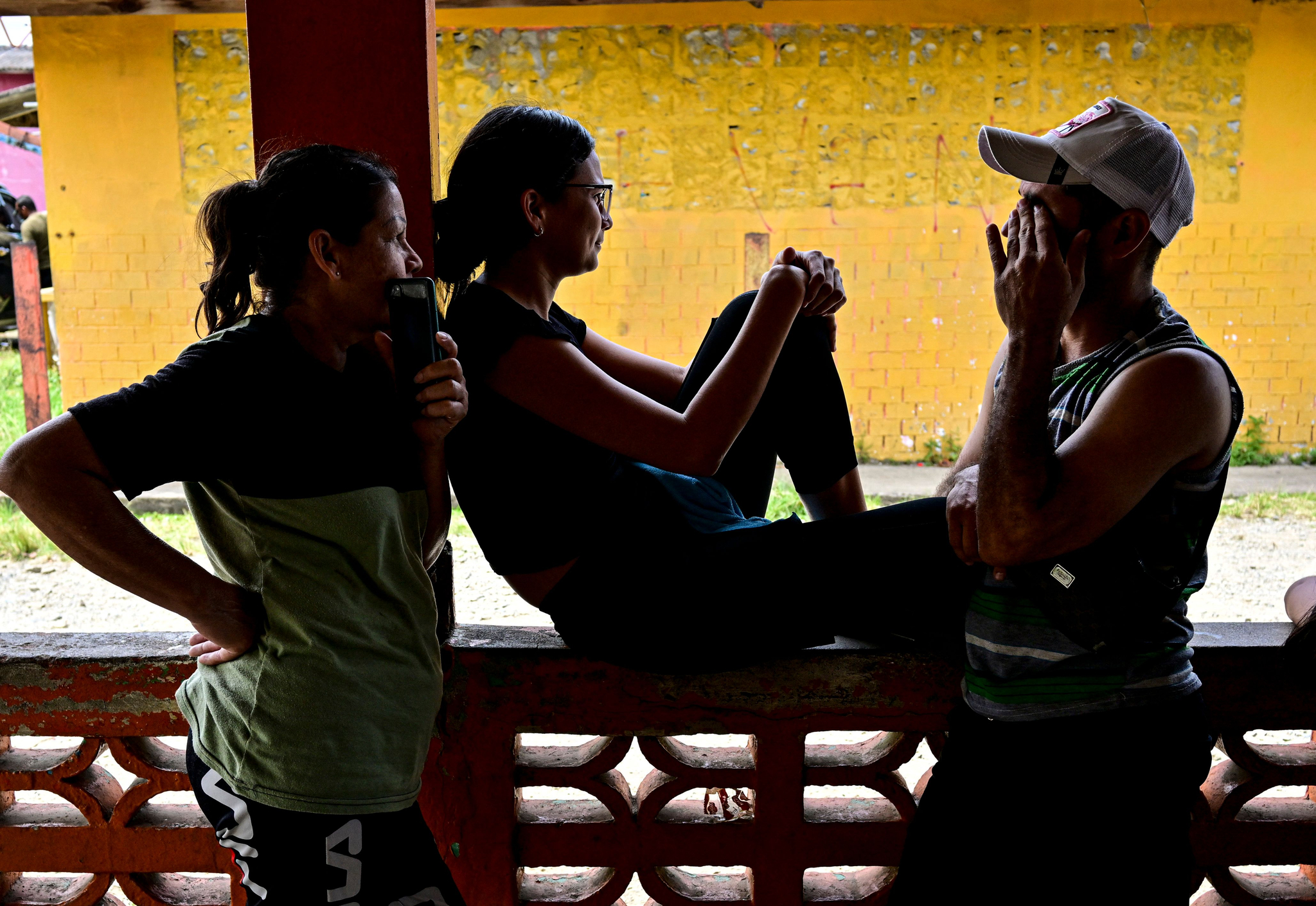 Migrants bound for Colombia wait for a boat in Miramar, near Palenque, Panama on Feb. 27. [AFP/YONHAP] 