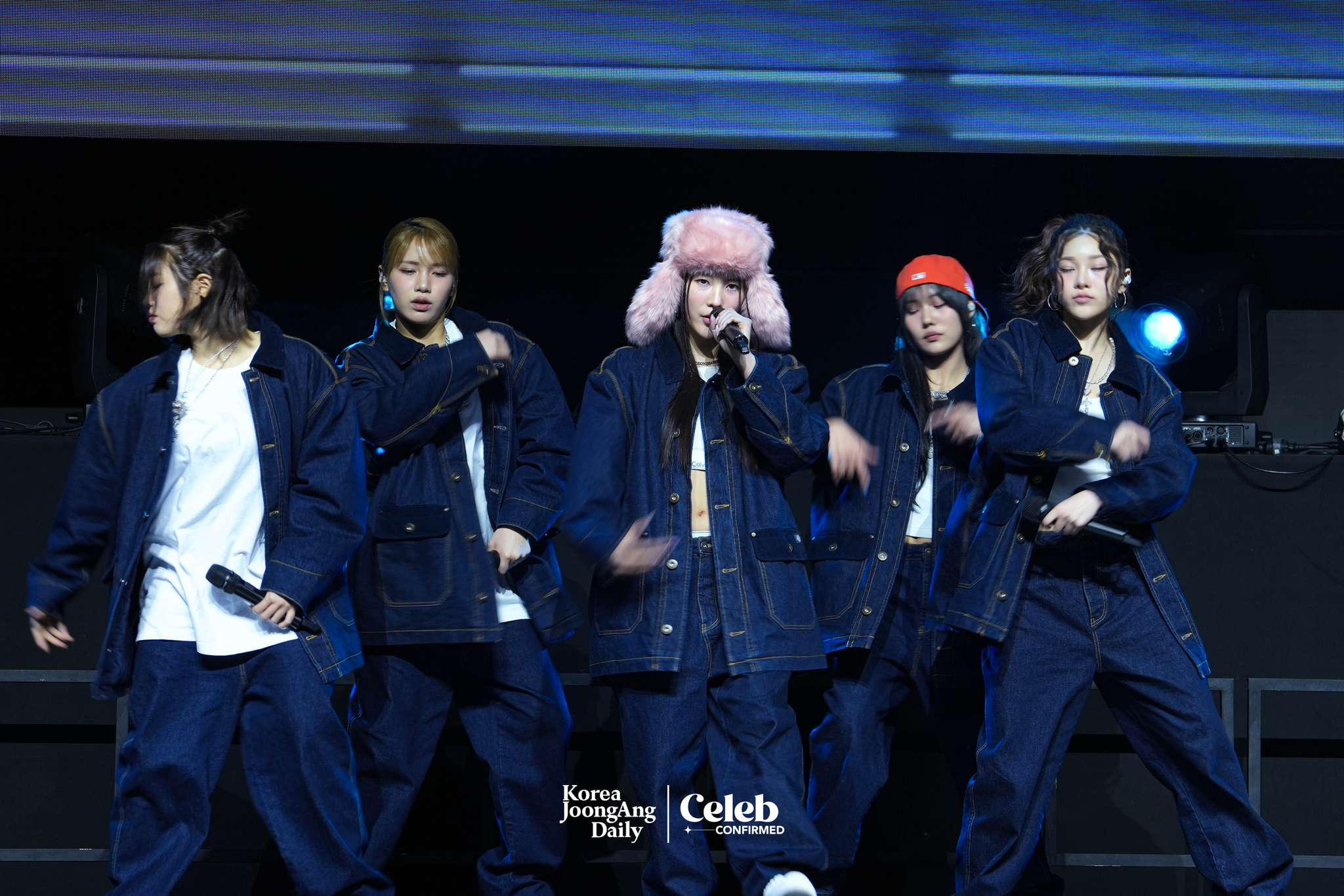 Girl group Young Posse performs lead track “Cold” during a showcase held on March 4 at Yes24 Wanderloch Hall in western Seoul. [DANIELA GONZALEZ PEREZ]