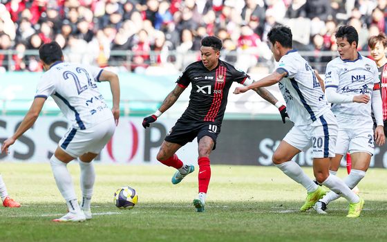 FC Seoul captain Jesse Lingard, center, dribbles during a K League 1 match against Gimcheon Sangmu at Seoul World Cup Stadium in western Seoul on March 3. [YONHAP] 