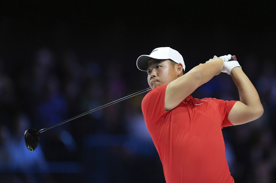 Tom Kim of Jupiter Links Golf Club hits on the fourth hole during a match of the TMRW Golf League against Boston Common Golf on Jan. 27 in Palm Beach Gardens, Florida. [AP/YONHAP] 