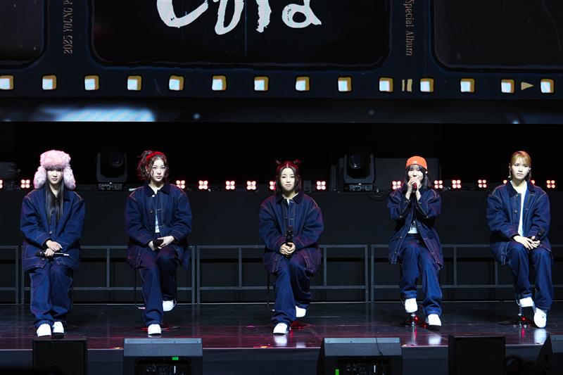 Members of girl group Young Posse answer questions from reporters during a showcase held on March 4 at the Yes24 Wonderloch Hall in western Seoul for the release of the group's special album "Cold." [DANIELA GONZALEZ PEREZ]