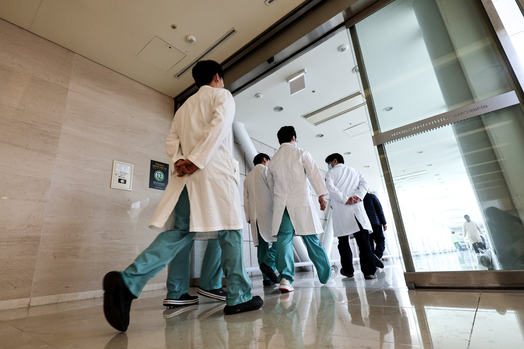 Doctors walk in a general hospital in Seoul on Feb. 8, two days after the government announced its plan to add 2,000 new seats in medical schools' admissions. [YONHAP] 
