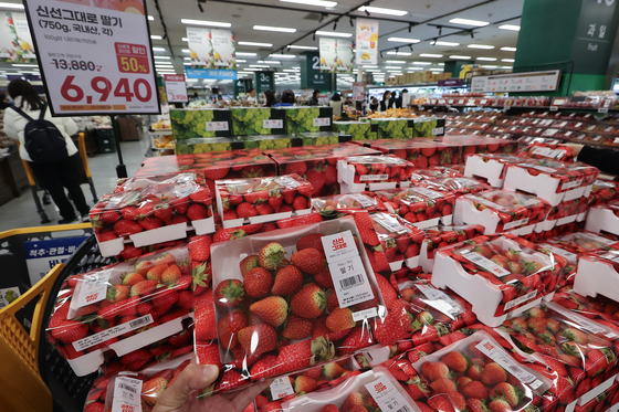 Strawberries are on display at a supermarket in Seoul on March 2, 2025. [YONHAP]
