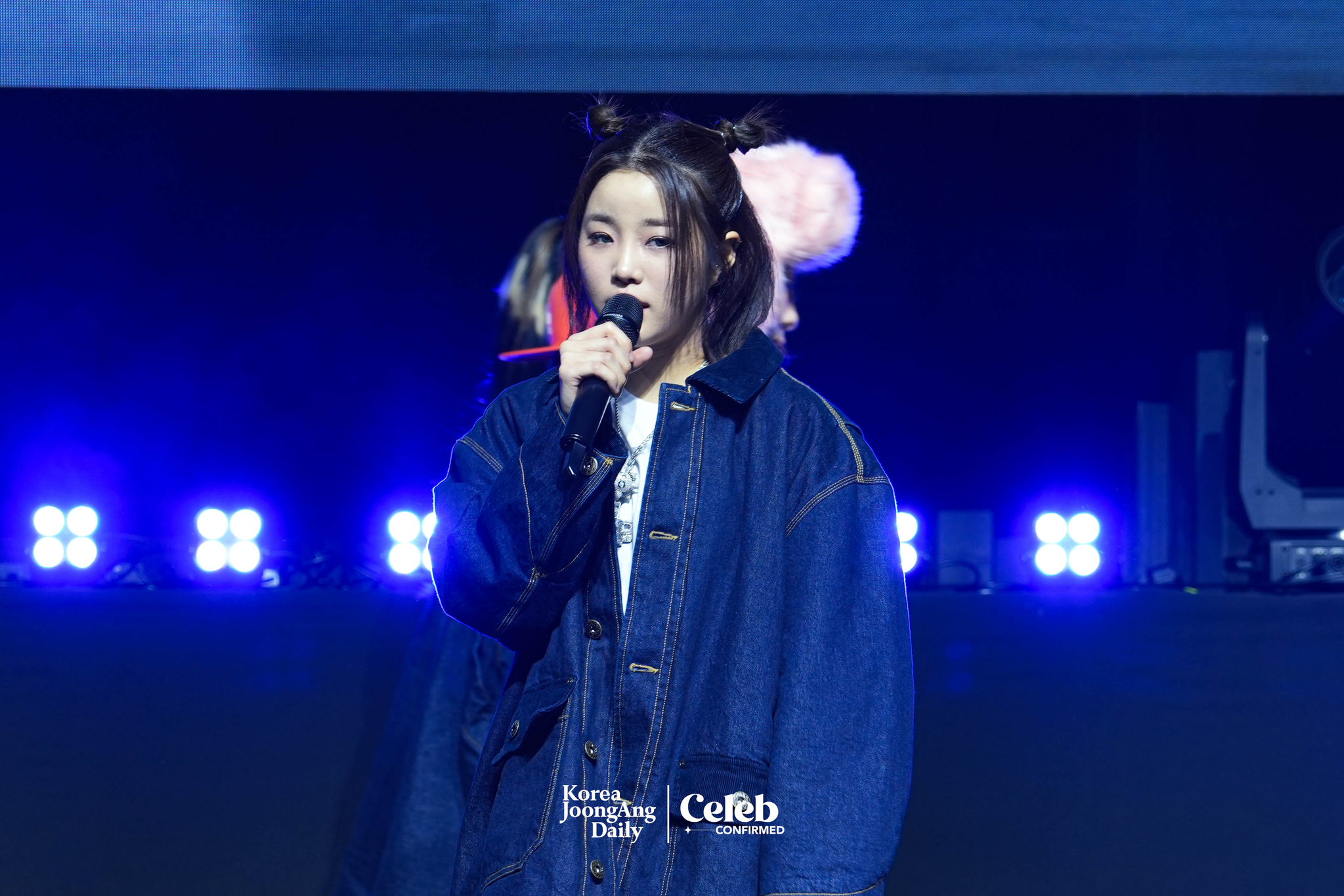 Girl group Young Posse performs lead track “Cold” during a showcase held on March 4 at Yes24 Wanderloch Hall in western Seoul. [DANIELA GONZALEZ PEREZ]