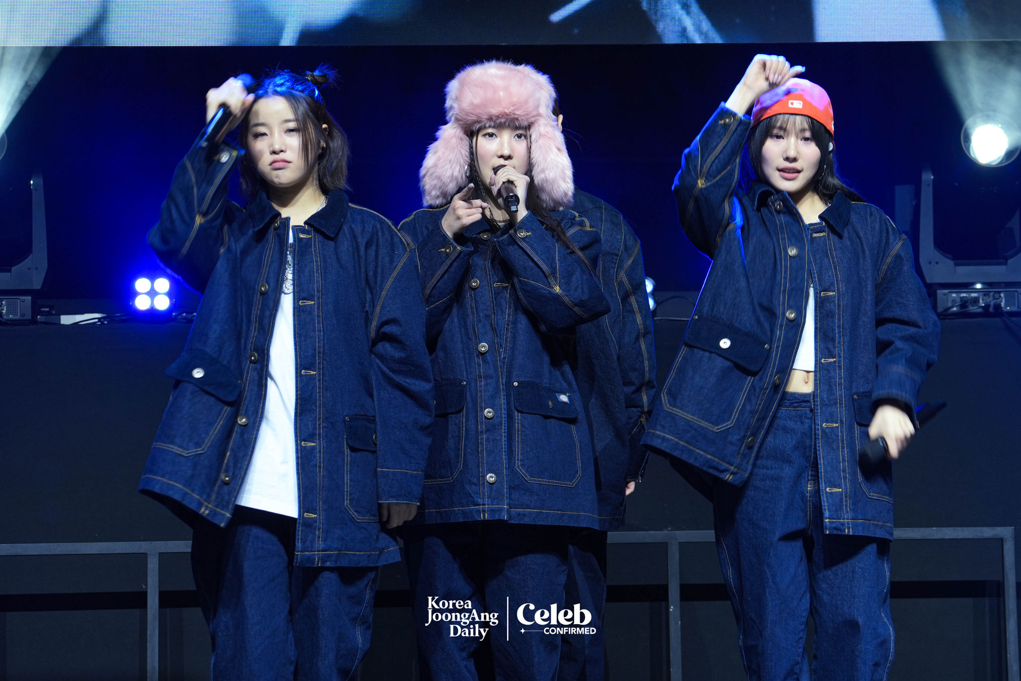 Girl group Young Posse performs lead track “Cold” during a showcase held on March 4 at Yes24 Wanderloch Hall in western Seoul. [DANIELA GONZALEZ PEREZ]