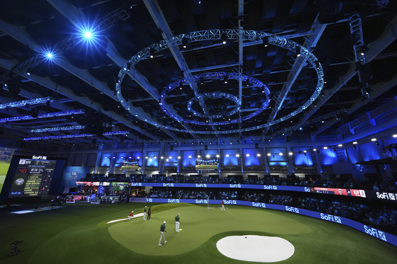 Fans watch play during a match of the TMRW Golf League between Jupiter Links Golf Club and Boston Common Golf on Jan. 27 in Palm Beach Gardens, Florida. [AP/YONHAP] 
