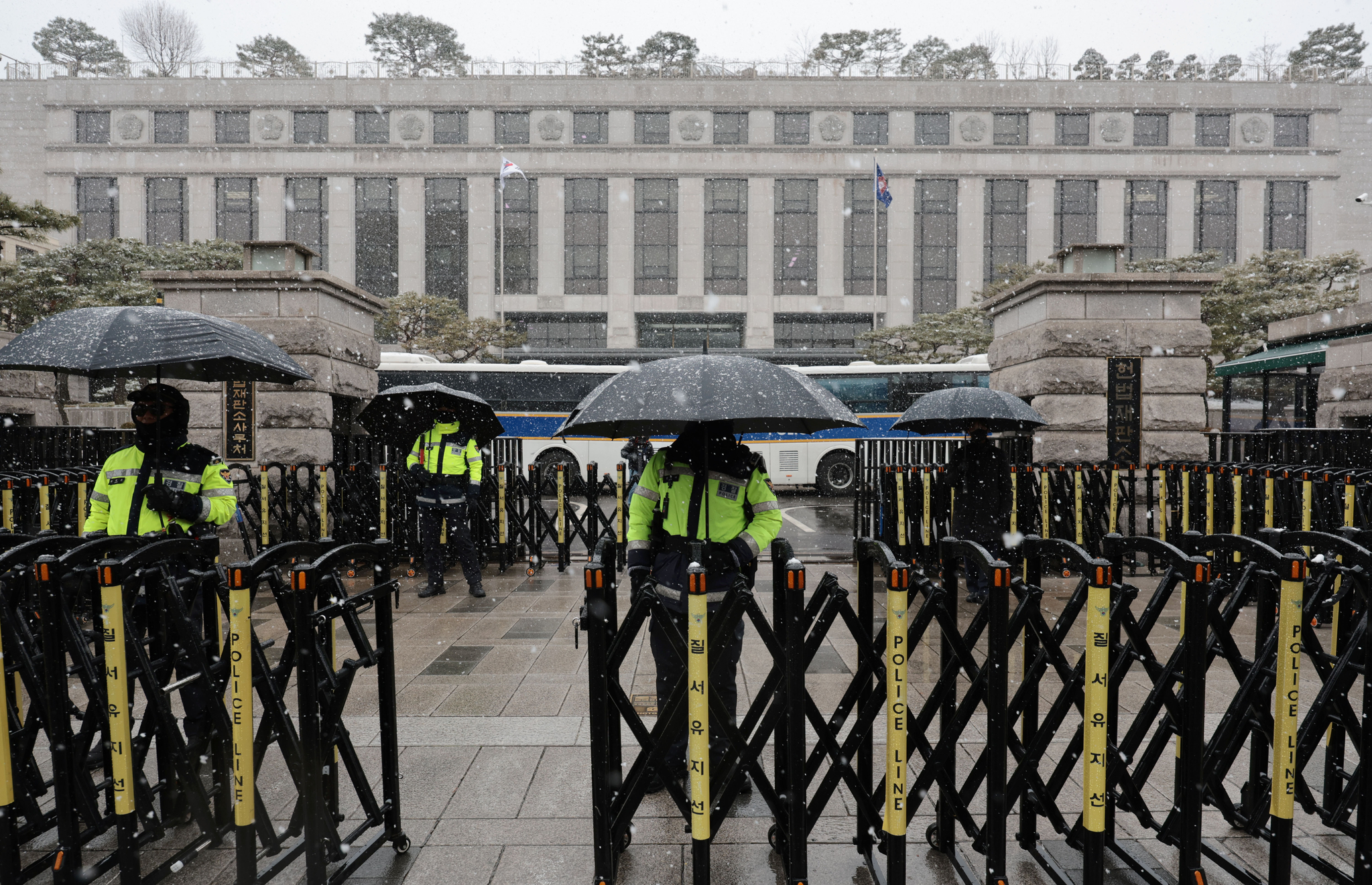 Police stand guard outside the Constitutional Court in Jongno District, central Seoul, on March 4. [YONHAP]
