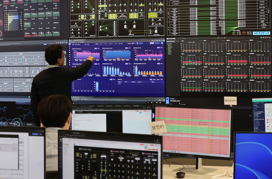 Nextrade employees inspect electronic screens inside the alternative trading system operator's control room in western Seoul on Feb. 13. [NEWS1]