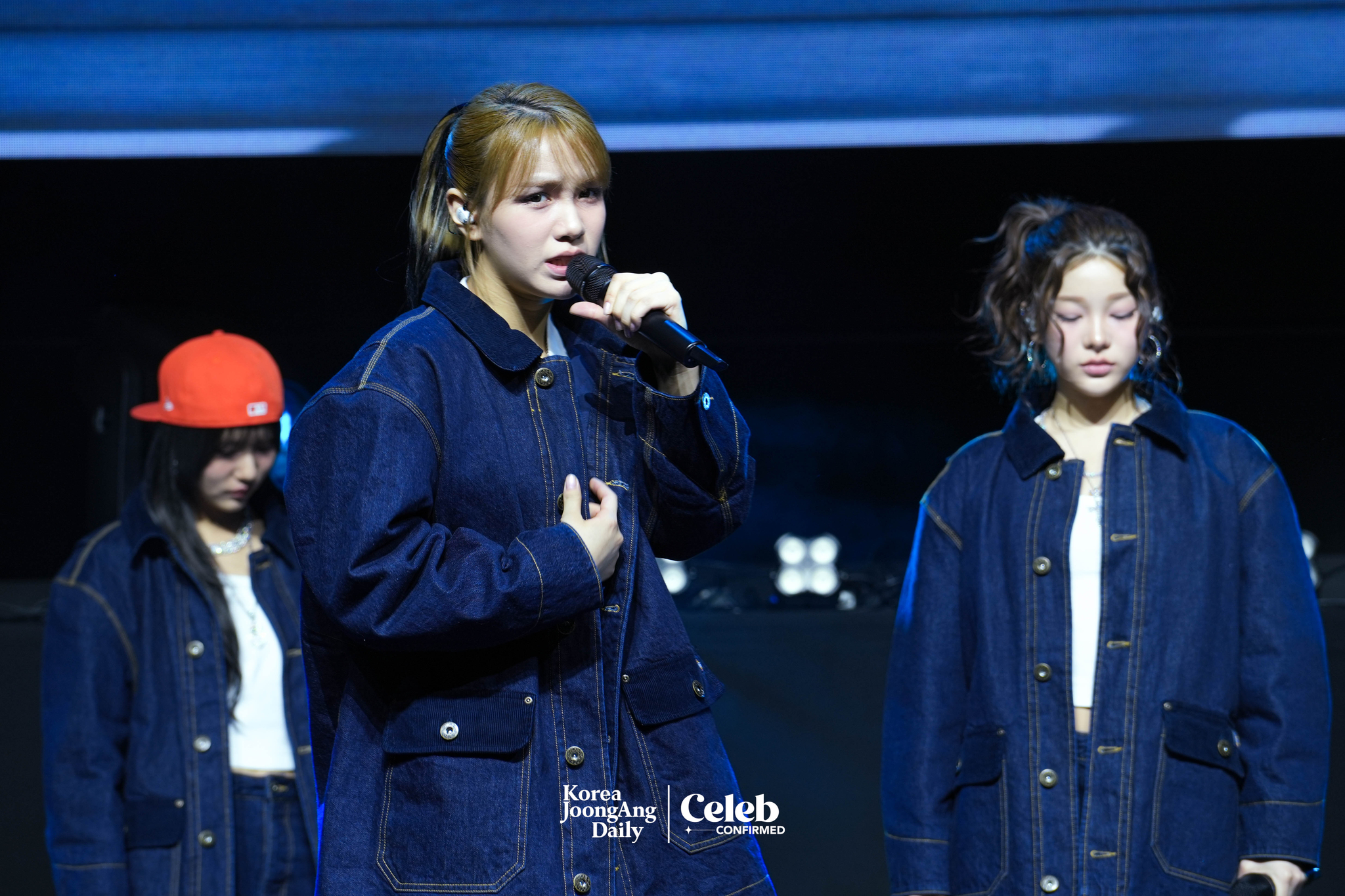 Girl group Young Posse performs lead track “Cold” during a showcase held on March 4 at Yes24 Wanderloch Hall in western Seoul. [DANIELA GONZALEZ PEREZ]