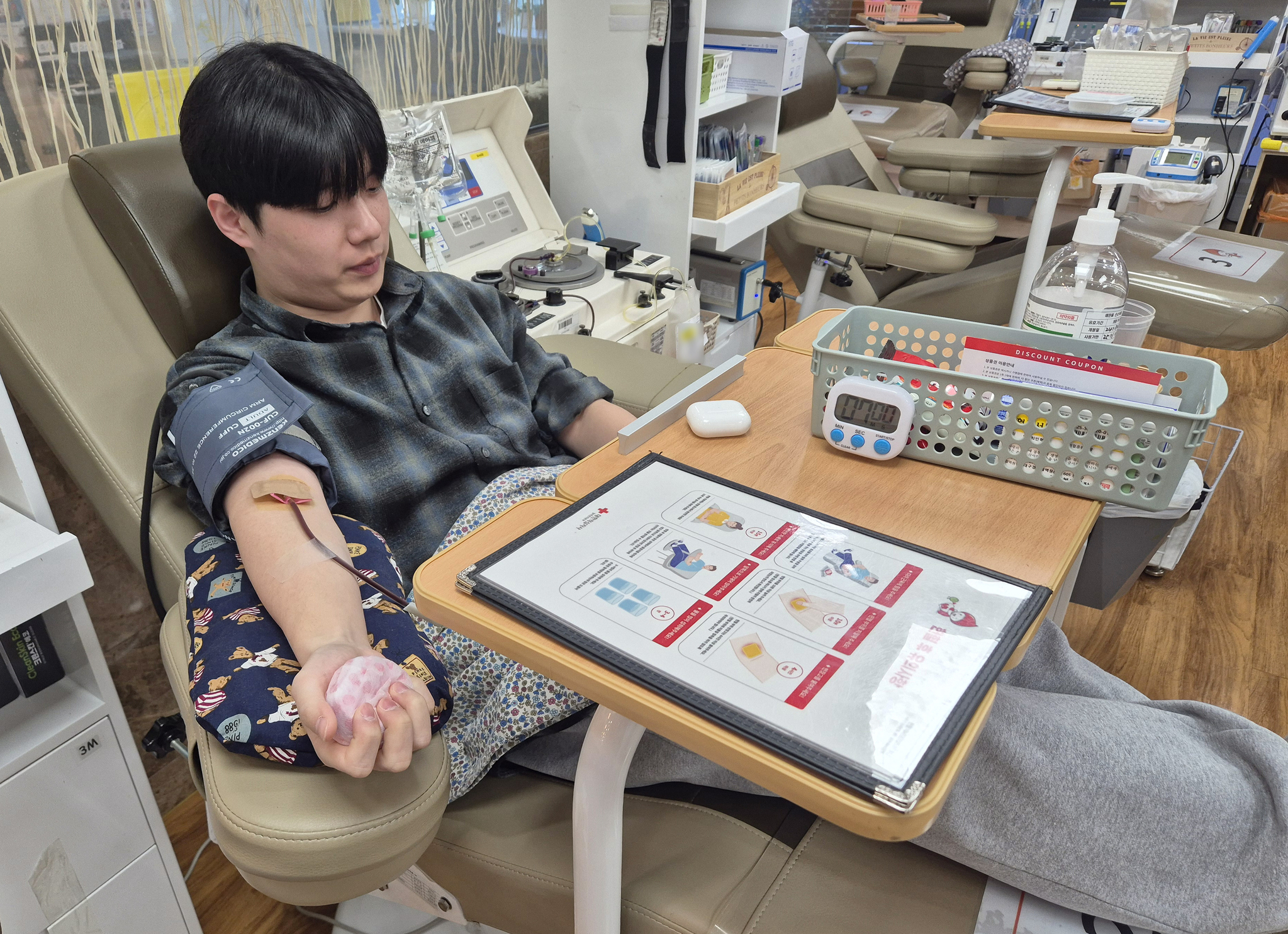 A person donates blood in Daegu on Feb. 6. [YONHAP] 