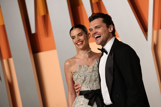 Sara Sampaio and Ray Nicholson attend the Vanity Fair Oscars Party at the Wallis Annenberg Center for the Performing Arts in Beverly Hills, California, on March 2. [AFP/YONHAP] 