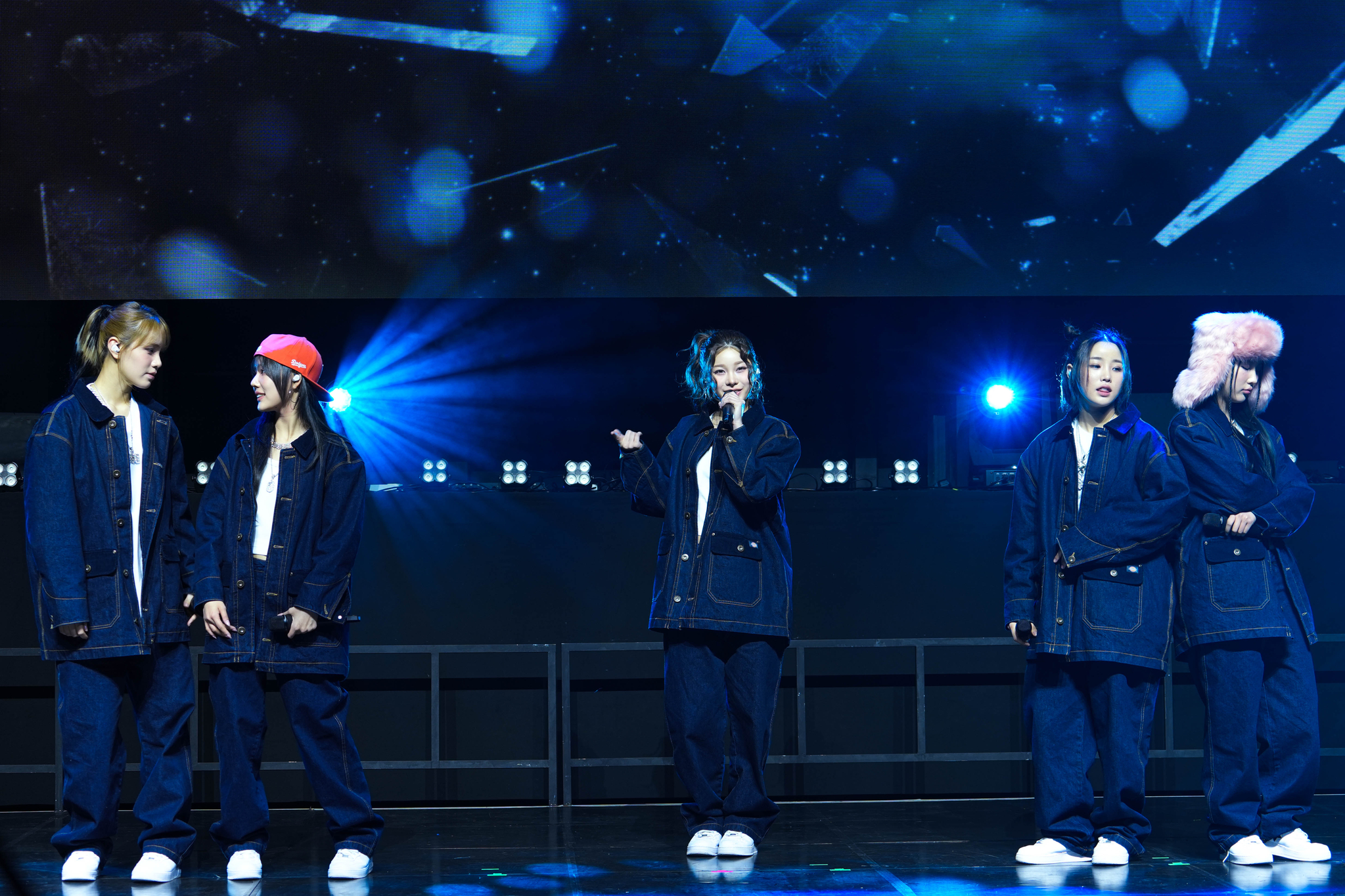 Members of girl group Young Posse perform the group's new song "Cold" during a showcase held on March 4 at the Yes24 Wonderloch Hall in western Seoul. [DANIELA GONZALEZ PEREZ]